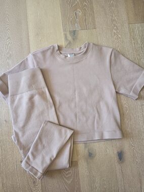 Everlane Seemless Short Sleeve Top and Leggings Set